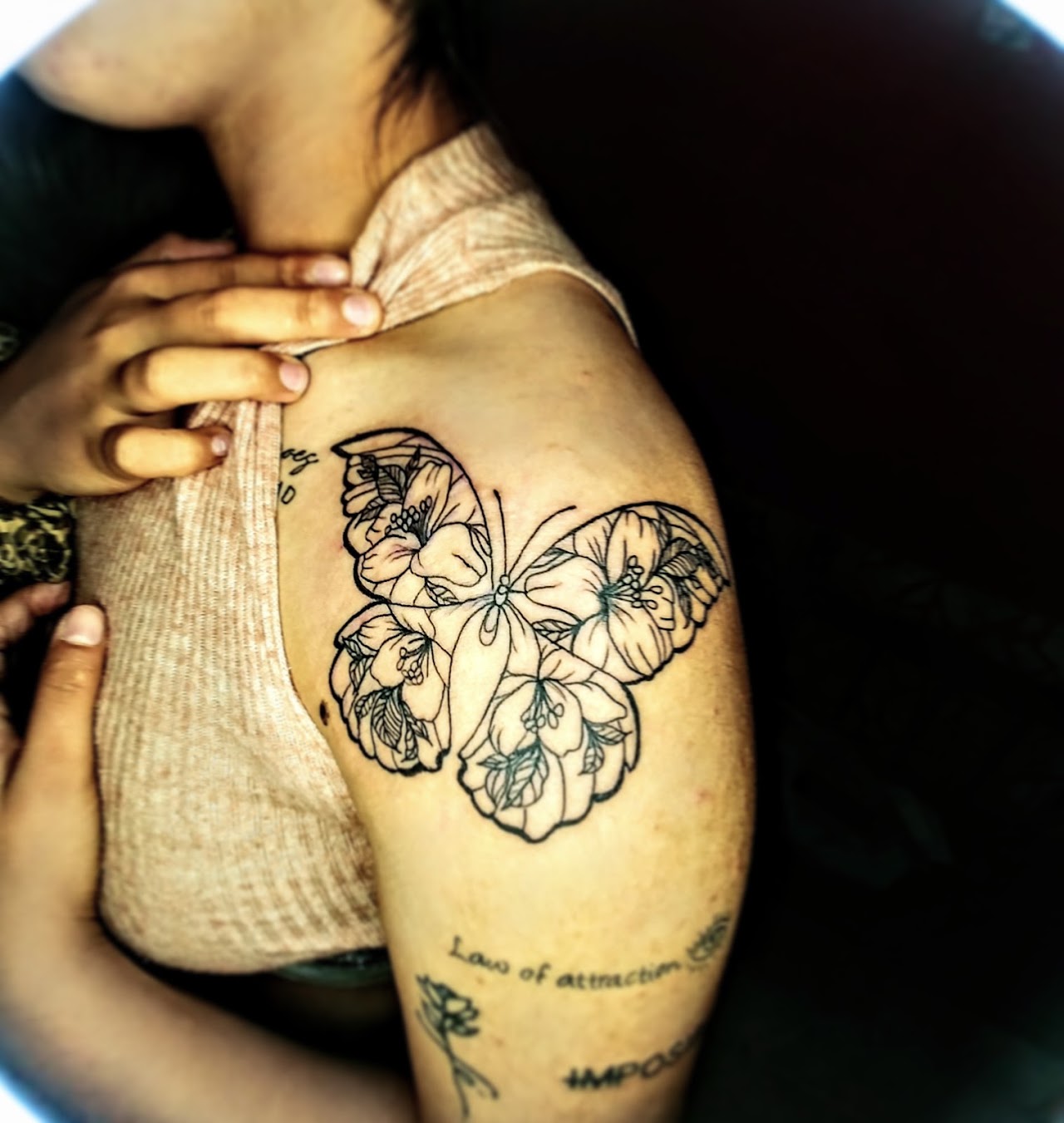 Tatuaje de flores realizado en Buen Karma Ink Tattoo