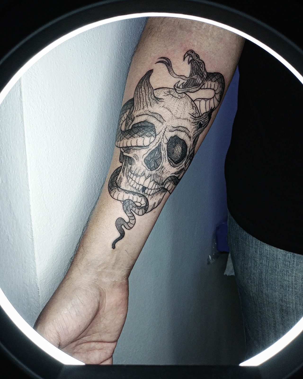 Tatuaje de calavera realizado en Buen Karma Ink Tattoo